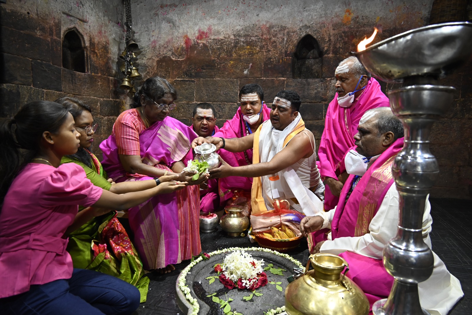 राष्ट्रपति द्रौपदी मुर्मू ने देवघर के बाबा वैद्यनाथ धाम में की पूजा अर्चना